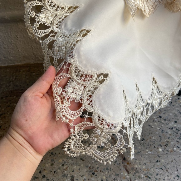 Embroidered Table Cloths. 2 Pcs - Picture 6 of 7